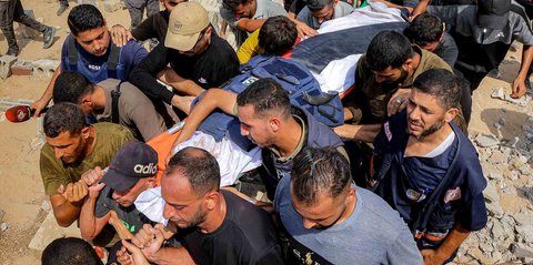 FOTO: Tangis Haru Iringi Pemakaman Lima Jurnalis Al Jazeera Korban Serangan Israel di Gaza