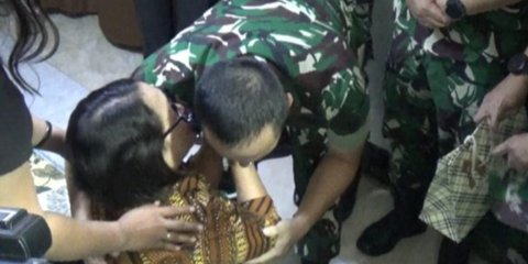Sambil Menahan Tangis Ibunda Prada Lucky Sujud di Hadapan Pangdam: Tolong Bapak Saya Untuk Keadilan