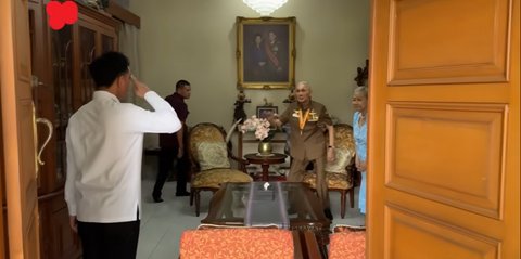 VIDEO: Adab Wapres Gibran Berdiri Hormat saat Sowan, Jenderal Sepuh TNI Try Sutrisno Gandeng Erat