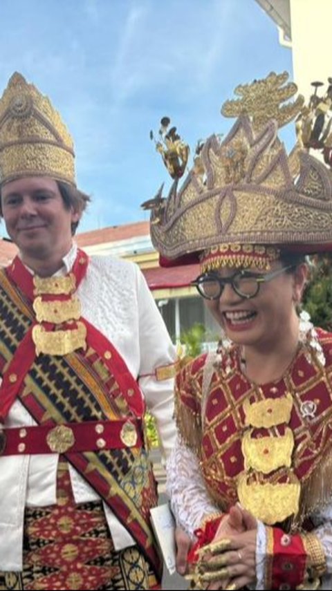 Wamen Stella Bagi-bagi Hadiah Saat Karnaval Kemerdekaan di Monas