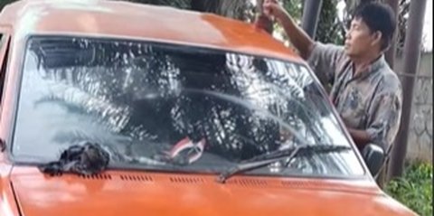 Unik dan Kreatif, Pria Paruh Baya Cat Mobil Pakai Kuas Rumah, Hasilnya Bikin Kaget