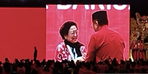Tangis Megawati Pecah saat Hasto Mendadak Hadiri Kongres PDIP, Dipeluk dan Cium Tangan hingga Kader Teriak