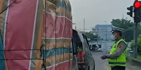 Viral Polisi Tilang di Lampu Merah, Kakorlantas Bereaksi Keras: Bukan Perangkap Penilangan!