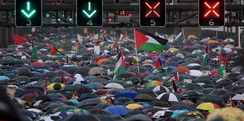 FOTO: Ribuan Warga Tumpah Ruah di Jembatan Sydney, Seruan Global untuk Gaza Menggema di Tengah Hujan