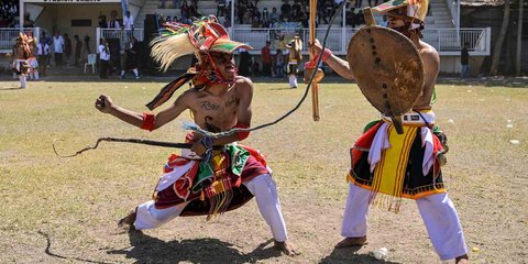 FOTO: Pesona Tari Perang Caci di Kota Surabaya