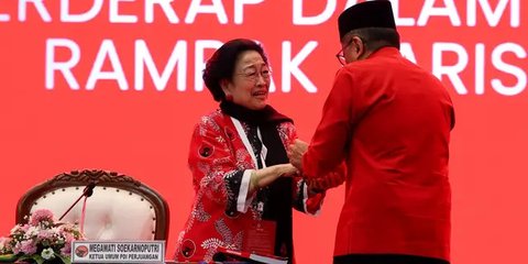 VIDEO: Tangis Megawati Pecah, Teriak Merdeka Sambut Kedatangan Hasto di Kongres PDIP
