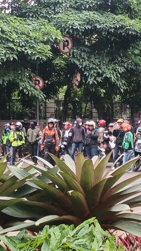 Ricuh Lagi di DPRD Jabar, Massa Seret dan Bakar Motor, Polisi-TNI Dikerahkan