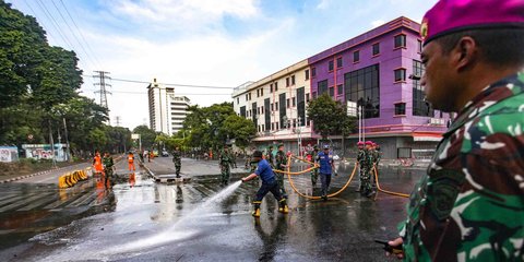 FOTO: TNI dan Aparat Gabungan Bersihkan Sisa Kerusuhan di Kwitang