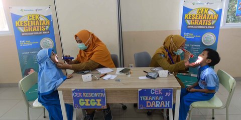 FOTO: Murid SD Antusias Ikuti Pemeriksaan Gratis di Sekolah