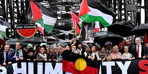 VIDEO 'Hujan Tak Menghentikan Kami', 100 Ribu Orang Turun ke Jalan Padati Jembatan Sydney untuk Dukung Palestina