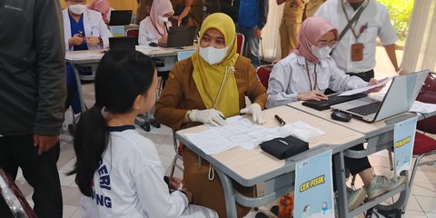 Program Cek Kesehatan Gratis Pelajar di Bandung, Menkes Soroti Masalah Mata Siswa SMP karena Sering Main HP