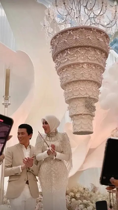 5 Potret Detail Dekorasi Pesta Ultah Syahrini, Glamor Abis Bak Interior Istana Ratu