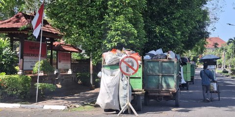 Tak Boleh Kirim ke TPS, Motor Pengangkut Sampah Ramai-Ramai Tebar Bau Tak Sedap di Kantor Gubernur Bali