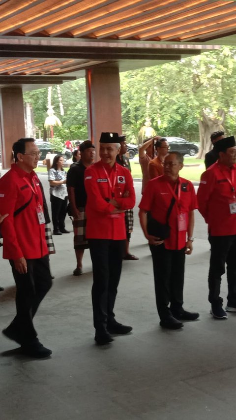 VIDEO: Momen Kompak Hasto PDIP & Ganjar Pranowo Adu Jidat, Ahok Berdiri Kepalkan Tangan