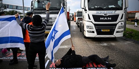 Ban Truk Disayat-sayat, Aktivis Israel Blokir Bantuan Kemanusiaan ke Gaza