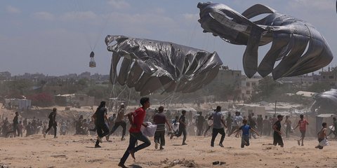 FOTO: Perjuangan Warga Gaza Berebut Bantuan dari Langit