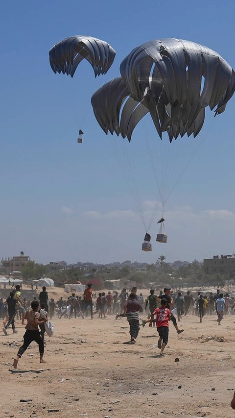 FOTO: Perjuangan Warga Gaza Berebut Bantuan dari Langit