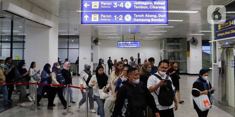 Putar Otak Pekerja di Jakarta, Rela Pergi Gelap Pulang Gelap Agar Dapur Tetap 'Ngebul'