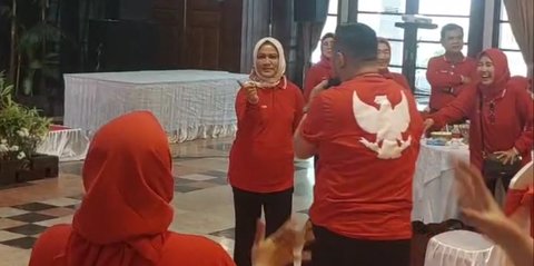 Momen Iriana Jokowi Joget dan Nyawer Karyawan Saat Lomba 17-an