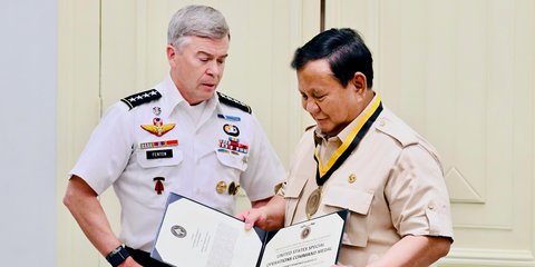 VIDEO: Hormat Prabowo ke Jenderal AS, Terima Medali Kehormatan Komando Operasi Khusus AS