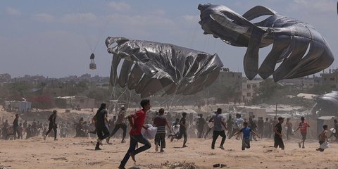 VIDEO: Warga Palestina Kesal Bantuan Dijatuhkan dari Pesawat 