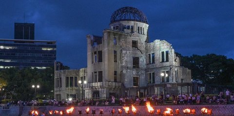 FOTO: 80 Tahun Tragedi Bom Hiroshima, Api Unggun Menyala untuk Perdamaian