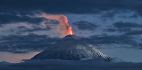 FOTO: Erupsi Gunung Berapi Aktif Tertinggi di Dunia Usai Gempa 8,8 SR di Rusia