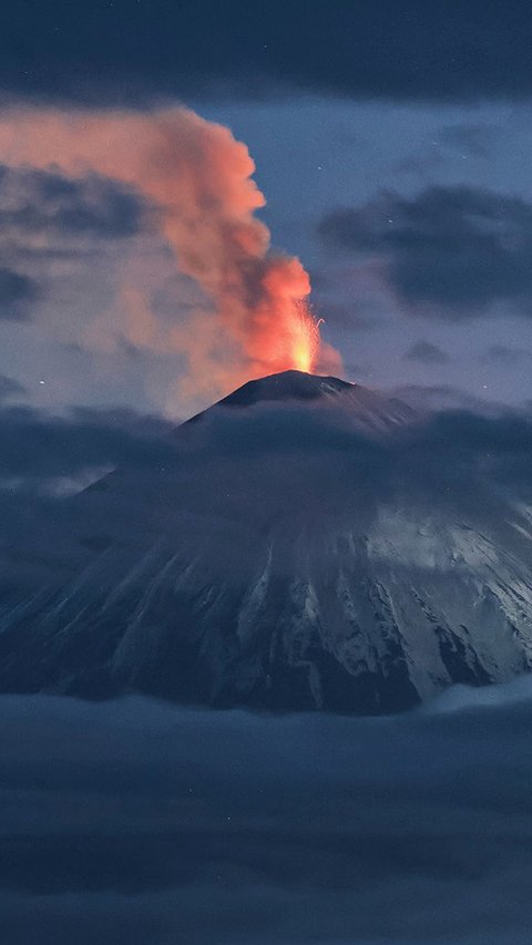 FOTO: Erupsi Gunung Berapi Aktif Tertinggi di Dunia Usai Gempa 8,8 SR di Rusia