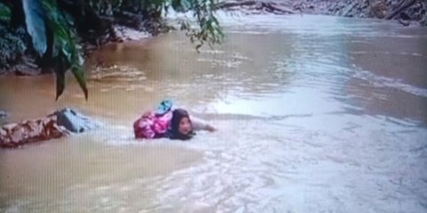 Bidan Seberangi Sungai Demi Pasien, Puan Minta Pemerintah Maksimalkan Pembangunan Daerah