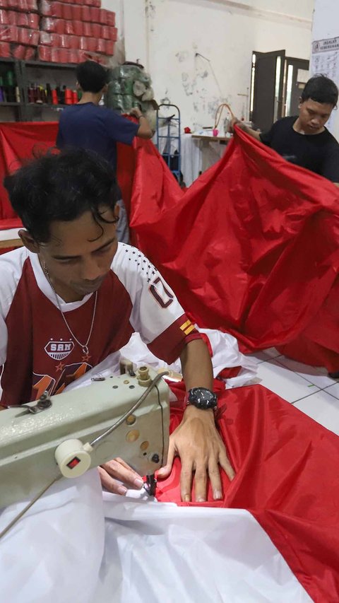 FOTO: Menjahit Bendera Merah Putih Sepanjang 2 Kilometer Sambut HUT RI ke-80