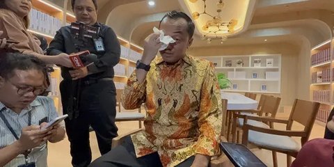 VIDEO: Tangis Mensesneg Cerita Chelsea Siswi Sekolah Rakyat Sakit Langka Dibantu Prabowo ke Jerman