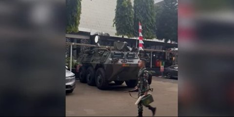 VIDEO: Kejagung Dijaga Penuh Tank Tempur & Prajurit TNI, Situasi Memanas?