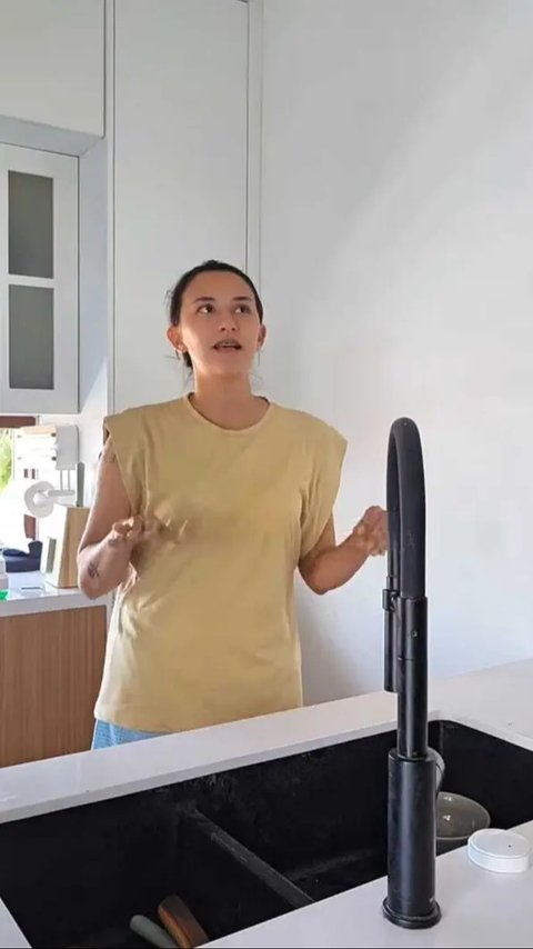 5 Potret Dapur Rumah Dahlia Poland, Minimalis Elegan dengan Nuansa Putih dan Sentuhan Kayu