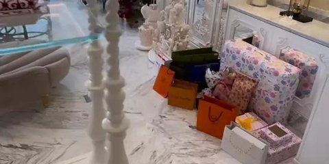Bikin Tepuk Jidat, Ini Deretan Kado Ultah Syahrini, Penuh Kiriman Bunga dan Barang Branded
