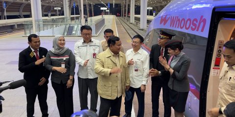 Perdana, Prabowo Naik Kereta Cepat Whoosh Kunjungan Kerja ke Bandung