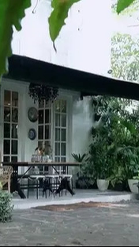 9 Potret Teras dan Taman di Rumah Yuni Shara, Bisa Jadi Inspirasi Hunian Tropis yang Sejuk Menenangkan