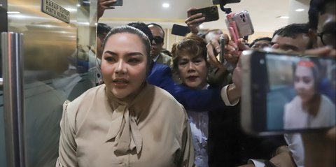 FOTO: Lisa Mariana Sambangi Mabes Polri, Jalani Tes DNA