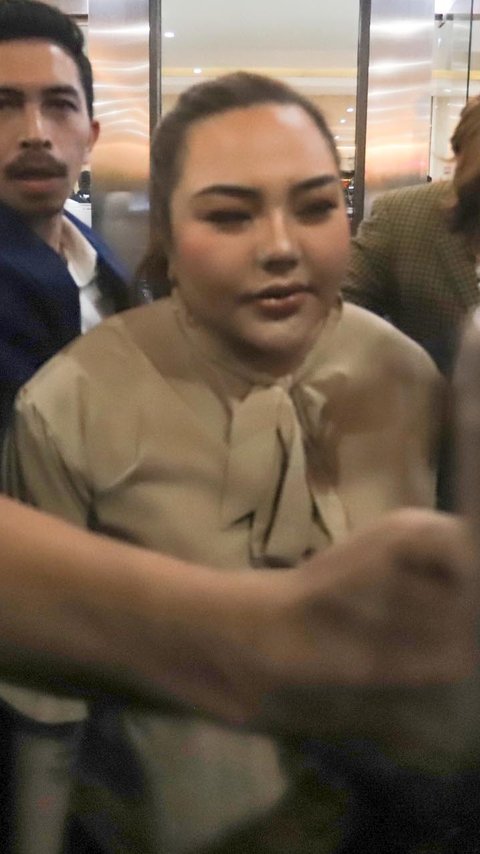 FOTO: Lisa Mariana Sambangi Mabes Polri, Jalani Tes DNA