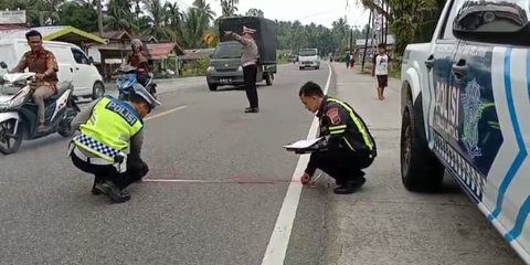 Truk Trailer Kecelakaan di Tol Wiyoto, Pipa Baja yang Jadi Muatannya Timpa 9 Lapak Dagangan