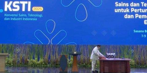 Detik-Detik Prabowo Benahi Posisi Buku Logo Bintang 4 Bertemu Ribuan Ilmuan, Singgung Militeristik