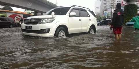 8 Risiko Mobil Nekat Terjang Banjir