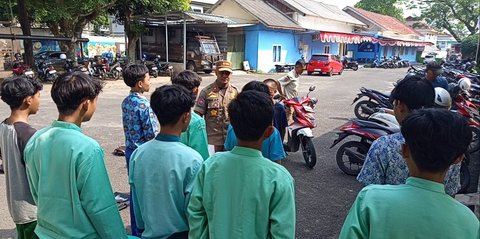 Bolos Sekolah, 10 Pelajar SMP di Metro Diamankan Satpol PP Saat Asyik Main Judi Slot