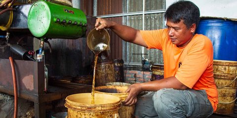 FOTO: Dari Sampah Plastik Mengalir Solar Ramah Lingkungan