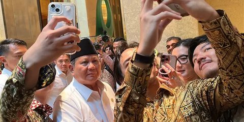Prabowo Disambut Mahasiswa dan Diaspora Saat Hadiri Perayaan Hari Kemerdekaan Singapura