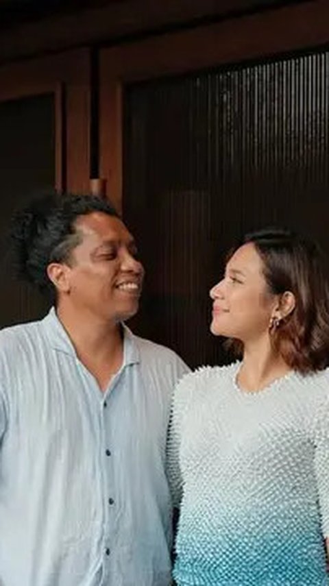 5 Potret Ruang TV Rumah Arie Kriting dan Indah Permatasari, Konsep Modern Terintegrasi dengan Dapur