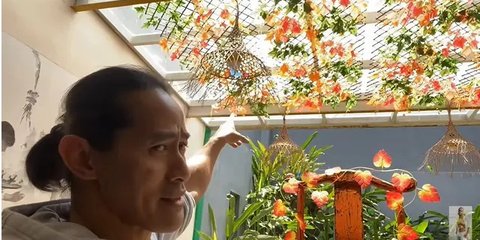 Potret Taman Rumah Mewah Ade Rai, Dihiasi Perabot Kayu dan Ornamen Menarik Bikin Nyaman