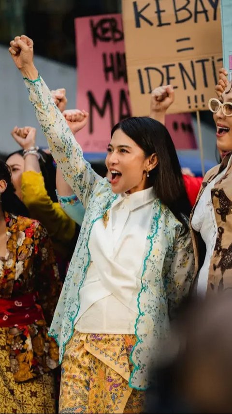 9 Potret Dian Sastrowardoyo Mengenakan Bros, Detail Kecil yang Jadi Fashion Statement Berkarakter