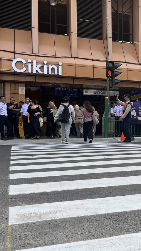 Uji Coba Pelican Crossing Baru di Stasiun Cikini, Warga 'Happy' Tak Lagi Lompat Pagar