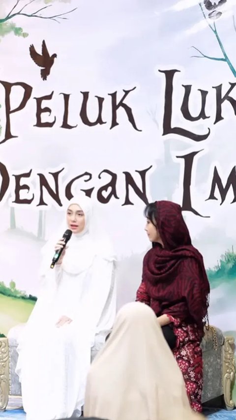 8 Potret Celine Evangelista Kenakan Gamis Putih saat Jadi Bintang Tamu di Kajian Bali Muslim Festival, Pancarkan Keanggunan