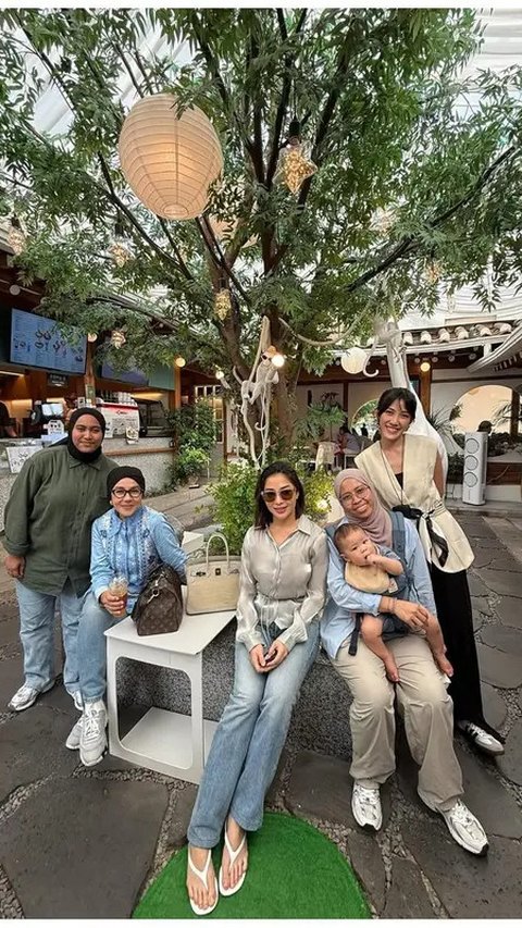Tampil Cantik dan Modis, Nikita Willy Liburan Seru Bareng Keluarga di Korea Selatan